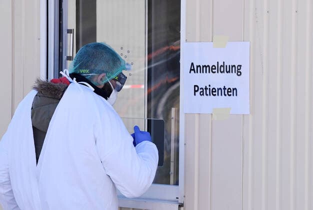 Tuebingen 24.03.2020 Corona: Container Ambulanz Tuebingen, Covid 19 Versorgung auf dem Tuebinger Festplatz. Eine Medizinstudent koordiniert an der Anmeldung die Patienten zur ambulanten Versorgung.
