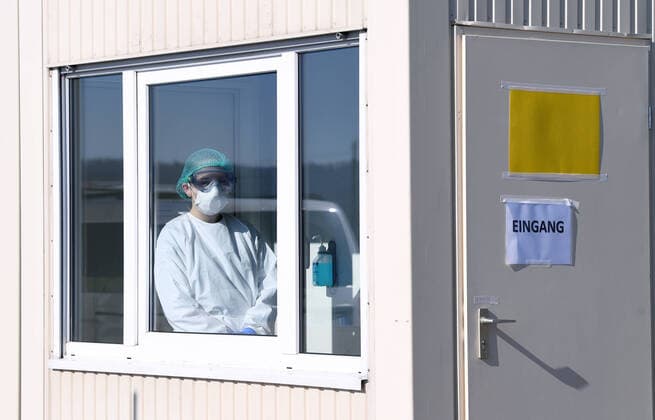 Tuebingen 24.03.2020 Corona: Container Ambulanz Tuebingen, Covid 19 Versorgung auf dem Tuebinger Festplatz. Eine Medizinstudentin warten in einem Container auf Patienten zur ambulanten Versorgung.