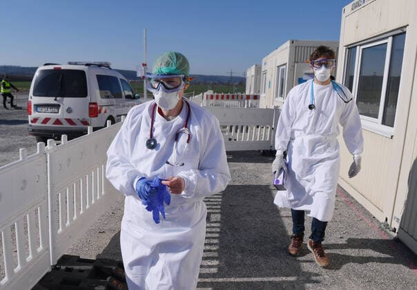 Tuebingen 24.03.2020 Corona: Container Ambulanz Tuebingen, Covid 19 Versorgung auf dem Tuebinger Festplatz. Dr. Julia Martin (vorn) und ein Medizinstudenten auf dem Weg zur ambulanten Versorgung von Patienten.
