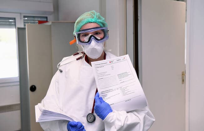 Tuebingen 24.03.2020 Corona: Container Ambulanz Tuebingen, Covid 19 Versorgung auf dem Tuebinger Festplatz. Dr. Julia Martin zeigt das Formular zur Erfassung der Patienten bei der ambulanten Versorgung.