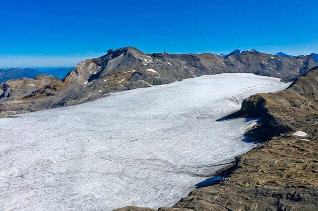 IMAGO Nature: Unsere Erde, Klimawandel, Gletscherschmelze Blick ueber den Plaine-Morte-Gletscher zum Wildstrubel Massiv, Berner Alpen, Schweiz, Crans-Montana vista from Plaine Morte Glacier to the Wildstrubel massif, Switzerland, Crans-Montana BLWS611049 Copyright: xblickwinkel G.xFischerx