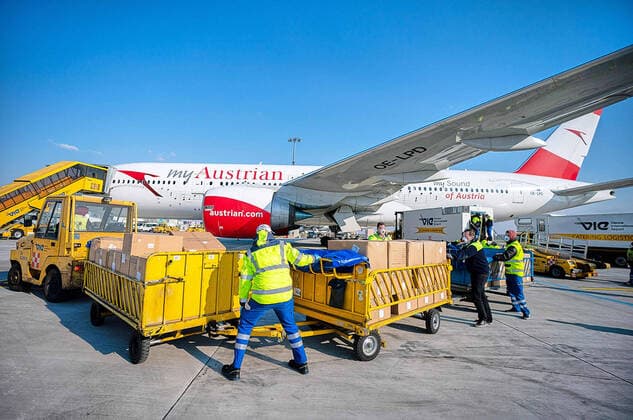 photonews.at APA Georg Hochmuth - Schwechat (Niederösterreich) 23.03.2020 - Zwei Flugzeuge der Austrian Airlines (Lufthansa Group) sind gestern am Flughafen Wien-Schwechat aus China kommend gelandet. Die beiden Boeing 777 hatten 130 Tonnen medizinische Schutzausrüstung an Bord. Das Material wird dringend im Kampf gegen das Coronavirus benötigt und wird in Begleitung von Polizei und Militärpolizei nach Tirol und in weiterer Folge teilweise zur Grenze nach Südtirol gebracht werden, wo es den italienischen Behörden übergeben wird. PHOTO: Ausladen der Schutzausrüstung am Rollfeld. Schwechat (Lower Austria) - Two Austrian Airlines (Lufthansa Group) aircraft landed at Vienna-Schwechat Airport coming from China today. The two Boeing 777s had 130 tons of medical protective equipment on board. The material is urgently needed in the 