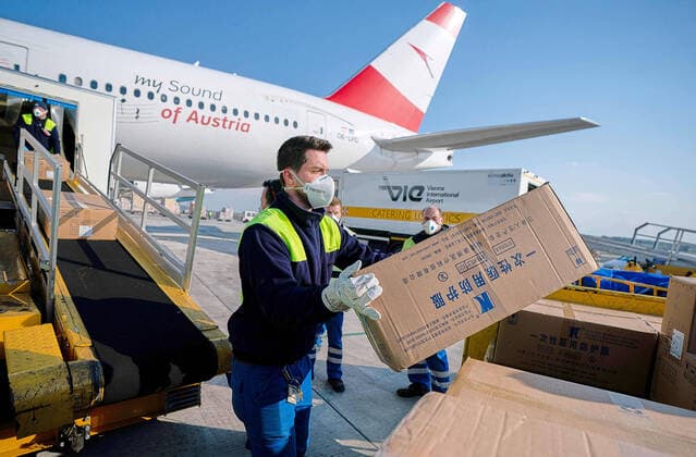 photonews.at APA Georg Hochmuth - Schwechat (Niederösterreich) 23.03.2020 - Zwei Flugzeuge der Austrian Airlines (Lufthansa Group) sind gestern am Flughafen Wien-Schwechat aus China kommend gelandet. Die beiden Boeing 777 hatten 130 Tonnen medizinische Schutzausrüstung an Bord. Das Material wird dringend im Kampf gegen das Coronavirus benötigt und wird in Begleitung von Polizei und Militärpolizei nach Tirol und in weiterer Folge teilweise zur Grenze nach Südtirol gebracht werden, wo es den italienischen Behörden übergeben wird. PHOTO: Ausladen der Schutzausrüstung am Rollfeld. Schwechat (Lower Austria) - Two Austrian Airlines (Lufthansa Group) aircraft landed at Vienna-Schwechat Airport coming from China today. The two Boeing 777s had 130 tons of medical protective equipment on board. The material is urgently needed in the 