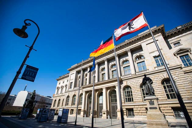 Agbeordnetenhaus in Berlin am 24. Maerz 2020. Um die Verbreitung des Coronavirus (COVID-19) zu verlangsamen beschlossen Bund und Laender weitere Restriktionen. Nachdem Museen, Theatern, Sportveranstaltungen usw verboten wurden sind ab gestern Versammlungen mit mehr als zwei Personen in der Oeffentlichkeit grundsaetzlich verboten. Restaurants koennen zum Beispiel nur nich Abholung anbieten. Die Menschen scheinen diese Massnahmen zu folgen, da die Stadt menschenleer ist. Oeffentliches Leber weiter in Berlin wegen Coronavirus eingeschraenkt