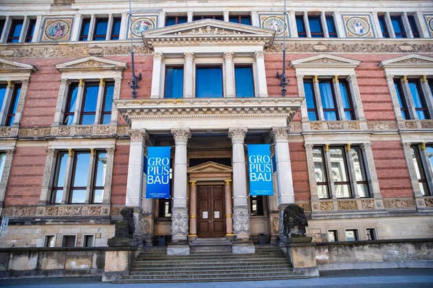 Geschlossener Martin Gropius Bau in Berlin am 24. Maerz 2020. Um die Verbreitung des Coronavirus (COVID-19) zu verlangsamen beschlossen Bund und Laender weitere Restriktionen. Nachdem Museen, Theatern, Sportveranstaltungen usw verboten wurden sind ab gestern Versammlungen mit mehr als zwei Personen in der Oeffentlichkeit grundsaetzlich verboten. Restaurants koennen zum Beispiel nur nich Abholung anbieten. Die Menschen scheinen diese Massnahmen zu folgen, da die Stadt menschenleer ist. Oeffentliches Leber weiter in Berlin wegen Coronavirus eingeschraenkt