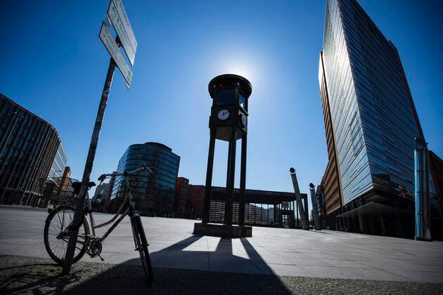 Potsdamer Platz in Berlin am 24. Maerz 2020. Um die Verbreitung des Coronavirus (COVID-19) zu verlangsamen beschlossen Bund und Laender weitere Restriktionen. Nachdem Museen, Theatern, Sportveranstaltungen usw verboten wurden sind ab gestern Versammlungen mit mehr als zwei Personen in der Oeffentlichkeit grundsaetzlich verboten. Restaurants koennen zum Beispiel nur nich Abholung anbieten. Die Menschen scheinen diese Massnahmen zu folgen, da die Stadt menschenleer ist. Oeffentliches Leber weiter in Berlin wegen Coronavirus eingeschraenkt