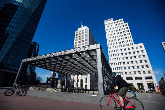 Potsdamer Platz in Berlin am 24. Maerz 2020. Um die Verbreitung des Coronavirus (COVID-19) zu verlangsamen beschlossen Bund und Laender weitere Restriktionen. Nachdem Museen, Theatern, Sportveranstaltungen usw verboten wurden sind ab gestern Versammlungen mit mehr als zwei Personen in der Oeffentlichkeit grundsaetzlich verboten. Restaurants koennen zum Beispiel nur nich Abholung anbieten. Die Menschen scheinen diese Massnahmen zu folgen, da die Stadt menschenleer ist. Oeffentliches Leber weiter in Berlin wegen Coronavirus eingeschraenkt
