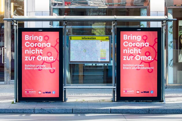 News Bilder des Tages Werbetafel Bring Corona nicht zur Oma in Berlin am 24. Maerz 2020. Um die Verbreitung des Coronavirus (COVID-19) zu verlangsamen beschlossen Bund und Laender weitere Restriktionen. Nachdem Museen, Theatern, Sportveranstaltungen usw verboten wurden sind ab gestern Versammlungen mit mehr als zwei Personen in der Oeffentlichkeit grundsaetzlich verboten. Restaurants koennen zum Beispiel nur nich Abholung anbieten. Die Menschen scheinen diese Massnahmen zu folgen, da die Stadt menschenleer ist. Oeffentliches Leber weiter in Berlin wegen Coronavirus eingeschraenkt