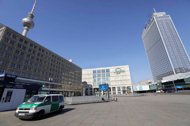Der menschenleere Alexanderplatz waehrend des Kontaktverbots in der Corona-Krise, DEU, Berlin, 24.03.2020