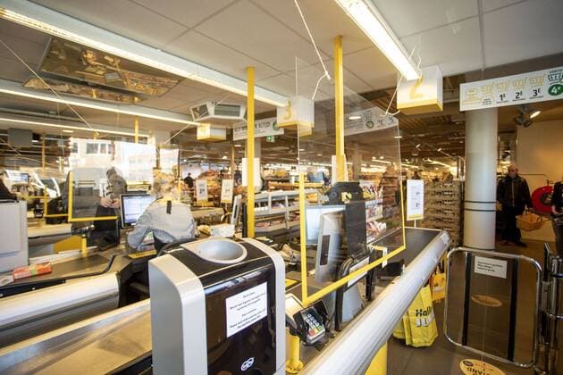 EIDHOVEN, 24-03-2020, Jumbo Boschdijk. Jumbo policy to prevent spread of coronavirus. Plexiglas to prevent spread of Corona virus to employers. Jumbo entrance policy  x7589839x Copyright: