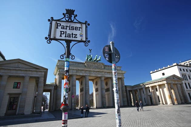 Pariser Platz und Brandenburger Tor in Berlin am 24. Maerz 2020. Um die Verbreitung des Coronavirus (COVID-19) zu verlangsamen beschlossen Bund und Laender weitere Restriktionen. Nachdem Museen, Theatern, Sportveranstaltungen usw verboten wurden sind ab gestern Versammlungen mit mehr als zwei Personen in der Oeffentlichkeit grundsaetzlich verboten. Restaurants koennen zum Beispiel nur nich Abholung anbieten. Die Menschen scheinen diese Massnahmen zu folgen, da die Stadt menschenleer ist. Oeffentliches Leber weiter in Berlin wegen Coronavirus eingeschraenkt