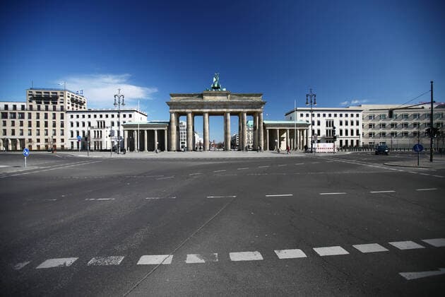 News Bilder des Tages Brandenburger Tor mit leeren Strassen in Berlin am 24. Maerz 2020. Um die Verbreitung des Coronavirus (COVID-19) zu verlangsamen beschlossen Bund und Laender weitere Restriktionen. Nachdem Museen, Theatern, Sportveranstaltungen usw verboten wurden sind ab gestern Versammlungen mit mehr als zwei Personen in der Oeffentlichkeit grundsaetzlich verboten. Restaurants koennen zum Beispiel nur nich Abholung anbieten. Die Menschen scheinen diese Massnahmen zu folgen, da die Stadt menschenleer ist. Oeffentliches Leber weiter in Berlin wegen Coronavirus eingeschraenkt