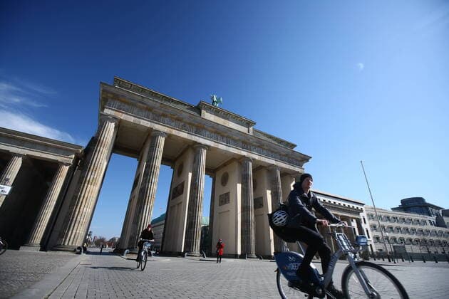 Pariser Platz und Brandenburger Tor in Berlin am 24. Maerz 2020. Um die Verbreitung des Coronavirus (COVID-19) zu verlangsamen beschlossen Bund und Laender weitere Restriktionen. Nachdem Museen, Theatern, Sportveranstaltungen usw verboten wurden sind ab gestern Versammlungen mit mehr als zwei Personen in der Oeffentlichkeit grundsaetzlich verboten. Restaurants koennen zum Beispiel nur nich Abholung anbieten. Die Menschen scheinen diese Massnahmen zu folgen, da die Stadt menschenleer ist. Oeffentliches Leber weiter in Berlin wegen Coronavirus eingeschraenkt