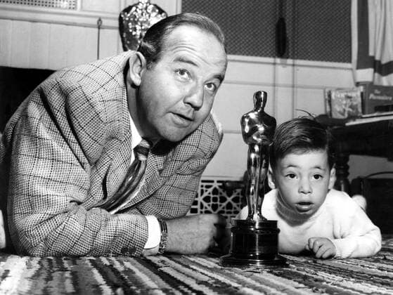 OSCARS. Bester Hauptdarsteller. PreistrÃ¤ger 1941-1950 Broderick Crawford at home with son Kim and Oscar for ALL THE KING S MEN, 03-30-1950. Courtesy Everett Collection !ACHTUNG AUFNAHMEDATUM GESCHÃ„TZT! PUBLICATIONXNOTxINxCANxCHNxFRAxITAxJPNxNORxPOLxRUSxESPxUKxUSA Copyright: xCourtesyxEverettxCollectionx PBDBRCR EC001