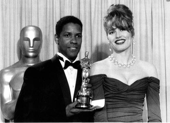 Denzel Washington, accepting his Best Supporting Actor Oscar for GLORY from Geena Davis, Dorothy Chandler Pavilion, Los Angeles, March 26, 1990 Courtesy Everett Collection !ACHTUNG AUFNAHMEDATUM GESCHÃ„TZT! PUBLICATIONXNOTxINxCANxCHNxFRAxITAxJPNxNORxPOLxRUSxESPxUKxUSA Copyright: xCourtesyxEverettxCollectionx PBDDEWA EC006