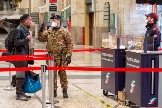 Milan, Coronavirus Covid 19 emergency, checks on trains by police and army in a completely deserted Central station (Massimo Alberico Fotogramma, - 2020-03-24) p.s. la foto e utilizzabile nel rispetto del contesto in cui e stata scattata, e senza intento diffamatorio del decoro delle persone rappresentate  Copyright: xMassimoxAlbericox xFOTOGRAMMAx