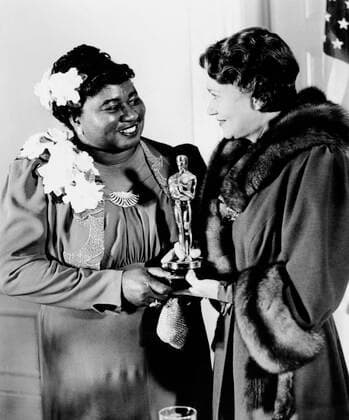 OSCARS. Beste Nebendarstellerin. PreistrÃ¤gerinnen 1937-1940 Hattie McDaniel, left, accepting her Best Supporting Actress Oscar (for GONE WITH THE WIND) from Fay Bainter, February 29, 1940 Courtesy Everett Collection !ACHTUNG AUFNAHMEDATUM GESCHÃ„TZT! PUBLICATIONXNOTxINxCANxCHNxFRAxITAxJPNxNORxPOLxRUSxESPxUKxUSA Copyright: xCourtesyxEverettxCollectionx PBDHAMC EC006