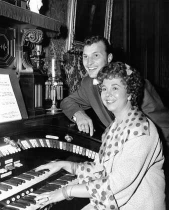 Jane Withers, seated, gets a visit from her soon-to-be second husband, Kenneth Errair, on the set of GIANT, September 1955 Courtesy Everett Collection !ACHTUNG AUFNAHMEDATUM GESCHÃ„TZT! PUBLICATIONXNOTxINxCANxCHNxFRAxITAxJPNxNORxPOLxRUSxESPxUKxUSA Copyright: xCourtesyxEverettxCollectionx PBDJAWI EC044