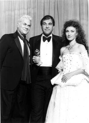 Best Director Golden Globe winner (PLATOON) Olive Stone, center, with, from left, Tony Curtis. Jane Seymour, January 31, 1987 Courtesy Everett Collection !ACHTUNG AUFNAHMEDATUM GESCHÃ„TZT! PUBLICATIONXNOTxINxCANxCHNxFRAxITAxJPNxNORxPOLxRUSxESPxUKxUSA Copyright: xCourtesyxEverettxCollectionx PBDOLST EC003