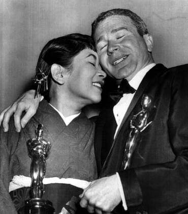 OSCARS. Bester Nebendarsteller. PreistrÃ¤ger 1951-1960 Miyoshi Umeki and Red Buttons embrace after winning Academy Awards for their performances in SAYONARA, 1958 Courtesy Everett Collection !ACHTUNG AUFNAHMEDATUM GESCHÃ„TZT! PUBLICATIONXNOTxINxCANxCHNxFRAxITAxJPNxNORxPOLxRUSxESPxUKxUSA Copyright: xCourtesyxEverettxCollectionx PBDREBU EC001