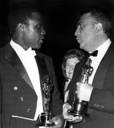 Sidney Portier with his Academy Award for LILIES OF THE FIELD and Federico Fellini with the Best Foreign Film Award for 8 1 2, 1964 Courtesy Everett Collection !ACHTUNG AUFNAHMEDATUM GESCHÃ„TZT! PUBLICATIONXNOTxINxCANxCHNxFRAxITAxJPNxNORxPOLxRUSxESPxUKxUSA Copyright: xCourtesyxEverettxCollectionx PBDSIPO EC003