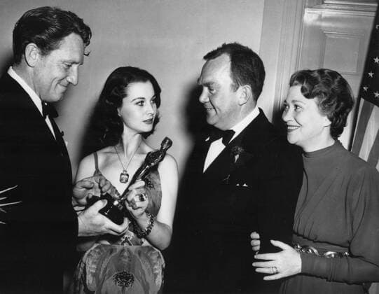 OSCARS. Bester Nebendarsteller. PreistrÃ¤ger 1937-1940 VIVIEN LEIGH recieving Academy Award from Spencer Tracy and Thomas Mitchell and Fay Bainter look on, 1939 Courtesy Everett Collection !ACHTUNG AUFNAHMEDATUM GESCHÃ„TZT! PUBLICATIONXNOTxINxCANxCHNxFRAxITAxJPNxNORxPOLxRUSxESPxUKxUSA Copyright: xCourtesyxEverettxCollectionx PBDVILE EC013