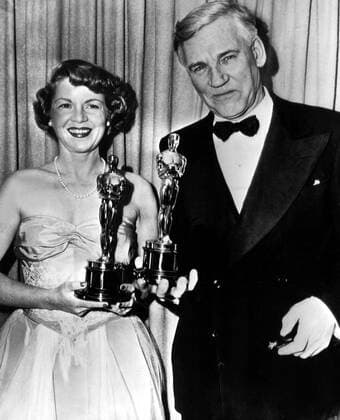 OSCARS. Beste Nebendarstellerin. PreistrÃ¤gerinnen 1941-1950 Claire Trevor with her Academy Award for KEY LARGO, Walter Huston with his Academy Award for THE TREASURE OF THE SIERRA MADRE, 1949 Courtesy Everett Collection !ACHTUNG AUFNAHMEDATUM GESCHÃ„TZT! PUBLICATIONXNOTxINxCANxCHNxFRAxITAxJPNxNORxPOLxRUSxESPxUKxUSA Copyright: xCourtesyxEverettxCollectionx PBDWAHU EC001