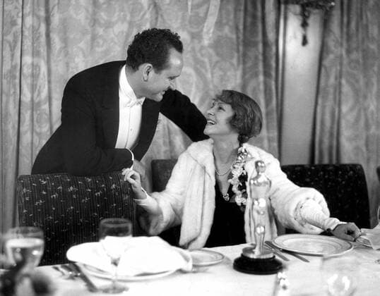 OSCARS. Beste Hauptdarstellerin. PreistrÃ¤gerinnen 1931-1940 1931-1932: FRANK BORZAGE Best Director, BAD GIRL congratulates HELEN HAYES Best Actress, SIN OF MADELON CLAUDET , 1932 Courtesy Everett Collection !ACHTUNG AUFNAHMEDATUM GESCHÃ„TZT! PUBLICATIONXNOTxINxCANxCHNxFRAxITAxJPNxNORxPOLxRUSxESPxUKxUSA Copyright: xCourtesyxEverettxCollectionx SBDOSPI EC014