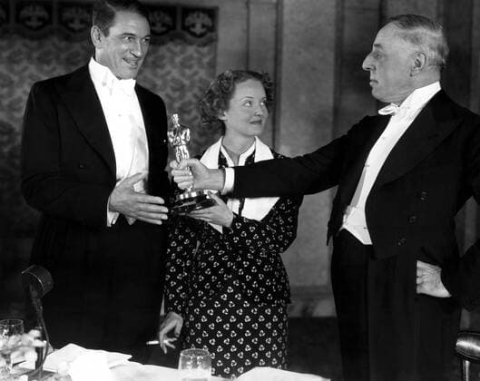 OSCARS. Bester Hauptdarsteller. PreistrÃ¤ger 1931-1940 1935: VICTOR McLAGLEN Best Actor, THE INFORMER and BETTE DAVIS Best Actress, DANGEROUS get their awards from D.W. GRIFFITH, 1936 Courtesy Everett Collection !ACHTUNG AUFNAHMEDATUM GESCHÃ„TZT! PUBLICATIONXNOTxINxCANxCHNxFRAxITAxJPNxNORxPOLxRUSxESPxUKxUSA Copyright: xCourtesyxEverettxCollectionx SBDOSPI EC033
