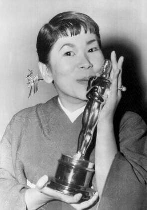 OSCARS: Beste Nebendarstellerin, PreistrÃ¤gerinnen 1951-1960 1957: MIYOSHI UMEKI Best Supporting Actress, SAYONARA shows her Oscar to the press, 3 26 58 Courtesy Everett Collection !ACHTUNG AUFNAHMEDATUM GESCHÃ„TZT! PUBLICATIONXNOTxINxCANxCHNxFRAxITAxJPNxNORxPOLxRUSxESPxUKxUSA Copyright: xCourtesyxEverettxCollectionx SBDOSPI EC060