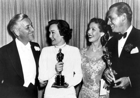 OSCARS. Beste Hauptdarstellerin. PreistrÃ¤gerinnen 1941-1950 1948: MC RONALD COLMAN, with JANE WYMAN Best Actress, JOHNNY BELINDA , LORETTA YOUNG and DOUGLAS FAIRBANKS, JR. for absentee Best Actor, LAURENCE OLIVIER, HAMLET , 3 25 49 Courtesy Everett Collection !ACHTUNG AUFNAHMEDATUM GESCHÃ„TZT! PUBLICATIONXNOTxINxCANxCHNxFRAxITAxJPNxNORxPOLxRUSxESPxUKxUSA Copyright: xCourtesyxEverettxCollectionx SBDOSPI EC062