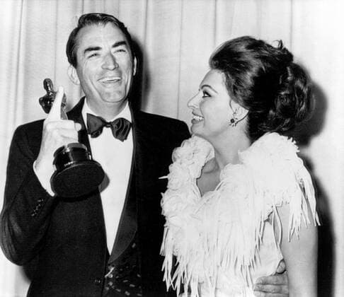 OSCARS. Bester Hauptdarsteller. PreistrÃ¤ger 1961-1970 1962: GREGORY PECK Best Actor, TO KILL A MOCKINGBIRD receives his Oscar from 1961 s Best Actress, SOPHIA LOREN, 1963 Courtesy Everett Collection !ACHTUNG AUFNAHMEDATUM GESCHÃ„TZT! PUBLICATIONXNOTxINxCANxCHNxFRAxITAxJPNxNORxPOLxRUSxESPxUKxUSA Copyright: xCourtesyxEverettxCollectionx SBDOSPI EC063