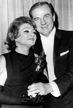 OSCARS: Beste Nebendarstellerin, PreistrÃ¤gerinnen 1961-1970 1964: LILA KEDROVA Best Supporting Actress, ZORBA THE GREEK receives her Oscar from KARL MALDEN, 3 5 65 Courtesy Everett Collection !ACHTUNG AUFNAHMEDATUM GESCHÃ„TZT! PUBLICATIONXNOTxINxCANxCHNxFRAxITAxJPNxNORxPOLxRUSxESPxUKxUSA Copyright: xCourtesyxEverettxCollectionx SBDOSPI EC075