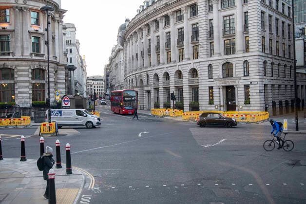 March 24, 2020, London, London, United Kingdom: March 24, 2020, London, UK: London had a busy morning in the City few hours after Prime Minister Boris Johnson addressing the nation from 10 Downing Street, London, as he placed the UK on lockdown as the Government seeks to stop the spread of coronavirus (COVID-19). Picture of Bank Station area. London United Kingdom - ZUMAp175 47092515st Copyright: xEricaxDezonnex