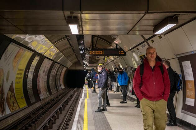 March 24, 2020, London, London, United Kingdom: March 24, 2020, London, UK: London had a busy morning in the City few hours after Prime Minister Boris Johnson addressing the nation from 10 Downing Street, London, as he placed the UK on lockdown as the Government seeks to stop the spread of coronavirus (COVID-19).Picture of busy London Bridge tube platform. London United Kingdom - ZUMAp175 47092534st Copyright: xEricaxDezonnex