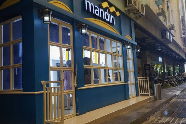 March 24, 2020, Makassar, South Sulawesi, Indonesia: A security officer at Ratu Indah Mall in Makassar, South Sulawesi Province, Indonesia wears a mask when walking in front of an ATM machine. Mall security guards also wear masks to protect themselves from coronaviruses. Makassar Indonesia - ZUMAb223 20200324_zip_b223_014 Copyright: xHerwinxBaharx