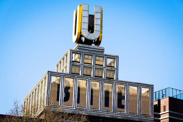 Dortmund, 24.3.2020: Aufforderung zum Abstand halten erscheint auf den fliegenden Bilder auf dem Dortmunder U, dem Wahrzeichen Dortmunds, Lichtinstallation des Dortmunder Regisseurs und Künstlers Adolf Winkelmann