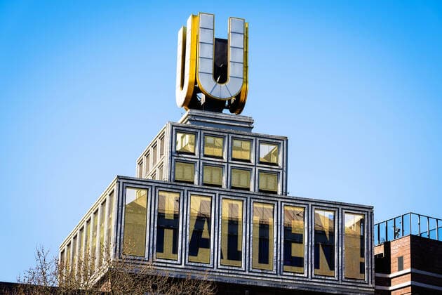 Dortmund, 24.3.2020: Aufforderung zum Abstand halten erscheint auf den fliegenden Bilder auf dem Dortmunder U, dem Wahrzeichen Dortmunds, Lichtinstallation des Dortmunder Regisseurs und Künstlers Adolf Winkelmann