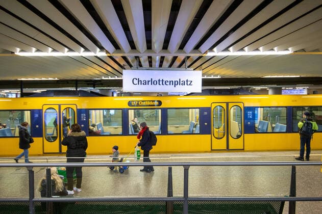 Coronavirus-COVID-19 Öffentlicher Nahverkehr Stuttgart. Die SSB hat ihre Fahrpläne von heute an auf den Sonntagsfahrplan umgestellt. Stuttgart Mitte Baden-Württemberg Deutschland Copyright: xLeif-HendrikxPiechowskix