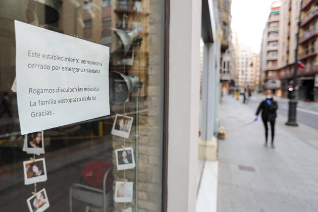 March 24, 2020, Valencia, VALENCIA, SPAIN: Illustration, A store in Valencia indicates the reason for its closure during the eleventh day after the Government declared the state of alarm in Spain and recommended people to stay at home to fight coronavirus COVID-19 on March 23, 2020 in Valencia, Spain Valencia SPAIN - ZUMAa181 20200324_zaa_a181_037 Copyright: xIvanxTerronx