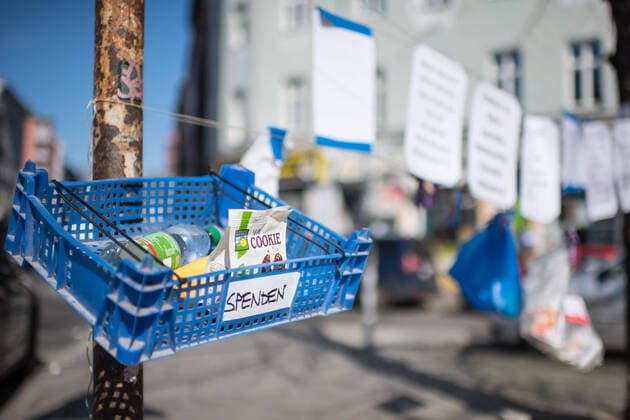 Ein Spendenzaun in Berlin-Kreuzberg (Foto vom 24.03.2020). In ganz Deutschland entstehen derzeit sogenannte Spenden- oder Gabenzaeune fuer Obdachlose. Die Menschen werden dazu aufgerufen, in Plastiktueten verpackte Lebensmittel, Hygieneartikel oder Kleiderspenden an die Zaeune zu haengen, damit sich auf der Strasse lebende oder arme Menschen dort versorgen koennen. Wegen der Corona-Pandemie haben viele soziale Einrichtungen wie Tafeln, Nachtcafes und Suppenkuechen aus Infektionsschutzgruenden mittlerweile geschlossen. (Siehe epd-Meldung vom 24.03.2020) Gabenzaeune fuer Obdachlose in ganz Deutschland