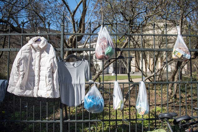 Bekleidung und Lebensmittel am Spendenzaun der Evangelischen Kirchengemeinde am Weinberg in Berlin-Mitte (Foto vom 24.03.2020). In ganz Deutschland entstehen derzeit sogenannte Spenden- oder Gabenzaeune fuer Obdachlose. Die Menschen werden dazu aufgerufen, in Plastiktueten verpackte Lebensmittel, Hygieneartikel oder Kleiderspenden an die Zaeune zu haengen, damit sich auf der Strasse lebende oder arme Menschen dort versorgen koennen. Wegen der Corona-Pandemie haben viele soziale Einrichtungen wie Tafeln, Nachtcafes und Suppenkuechen aus Infektionsschutzgruenden mittlerweile geschlossen. (Siehe epd-Meldung vom 24.03.2020) Gabenzaeune fuer Obdachlose in ganz Deutschland