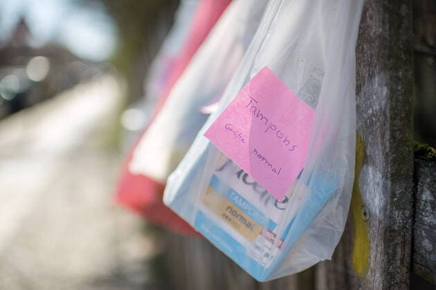 Hygieneartikel an einem Spendenzaun in Berlin-Kreuzberg (Foto vom 24.03.2020). In ganz Deutschland entstehen derzeit sogenannte Spenden- oder Gabenzaeune fuer Obdachlose. Die Menschen werden dazu aufgerufen, in Plastiktueten verpackte Lebensmittel, Hygieneartikel oder Kleiderspenden an die Zaeune zu haengen, damit sich auf der Strasse lebende oder arme Menschen dort versorgen koennen. Wegen der Corona-Pandemie haben viele soziale Einrichtungen wie Tafeln, Nachtcafes und Suppenkuechen aus Infektionsschutzgruenden mittlerweile geschlossen. (Siehe epd-Meldung vom 24.03.2020) Gabenzaeune fuer Obdachlose in ganz Deutschland