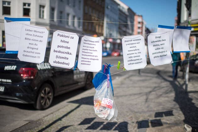 Hundefutter an einem Spendenzaun in Berlin-Kreuzberg (Foto vom 24.03.2020). In ganz Deutschland entstehen derzeit sogenannte Spenden- oder Gabenzaeune fuer Obdachlose. Die Menschen werden dazu aufgerufen, in Plastiktueten verpackte Lebensmittel, Hygieneartikel oder Kleiderspenden an die Zaeune zu haengen, damit sich auf der Strasse lebende oder arme Menschen dort versorgen koennen. Wegen der Corona-Pandemie haben viele soziale Einrichtungen wie Tafeln, Nachtcafes und Suppenkuechen aus Infektionsschutzgruenden mittlerweile geschlossen. (Siehe epd-Meldung vom 24.03.2020) Gabenzaeune fuer Obdachlose in ganz Deutschland