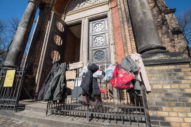 Bekleidung am Spendenzaun an der Zionskirche in Berlin-Mitte (Foto vom 24.03.2020). In ganz Deutschland entstehen derzeit sogenannte Spenden- oder Gabenzaeune fuer Obdachlose. Die Menschen werden dazu aufgerufen, in Plastiktueten verpackte Lebensmittel, Hygieneartikel oder Kleiderspenden an die Zaeune zu haengen, damit sich auf der Strasse lebende oder arme Menschen dort versorgen koennen. Wegen der Corona-Pandemie haben viele soziale Einrichtungen wie Tafeln, Nachtcafes und Suppenkuechen aus Infektionsschutzgruenden mittlerweile geschlossen. (Siehe epd-Meldung vom 24.03.2020) Gabenzaeune fuer Obdachlose in ganz Deutschland