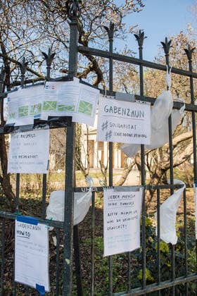 Ein Spendenzaun an der Evangelische Kirchengemeinde am Weinberg in Berlin-Mitte. (Foto vom 24.03.2020). In ganz Deutschland entstehen derzeit sogenannte Spenden- oder Gabenzaeune fuer Obdachlose. Die Menschen werden dazu aufgerufen, in Plastiktueten verpackte Lebensmittel, Hygieneartikel oder Kleiderspenden an die Zaeune zu haengen, damit sich auf der Strasse lebende oder arme Menschen dort versorgen koennen. Wegen der Corona-Pandemie haben viele soziale Einrichtungen wie Tafeln, Nachtcafes und Suppenkuechen aus Infektionsschutzgruenden mittlerweile geschlossen. (Siehe epd-Meldung vom 24.03.2020) Gabenzaeune fuer Obdachlose in ganz Deutschland
