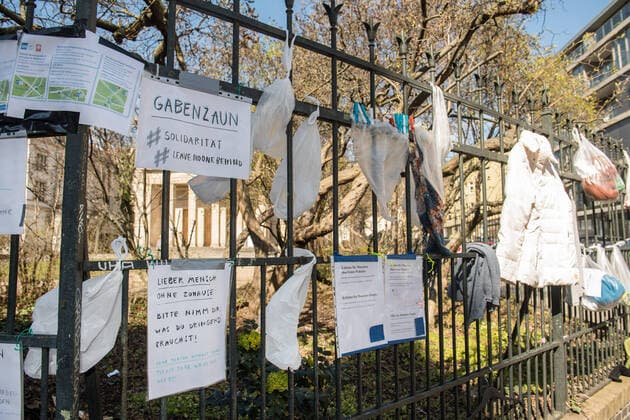 Ein Spendenzaun an der Evangelische Kirchengemeinde am Weinberg in Berlin-Mitte. (Foto vom 24.03.2020). In ganz Deutschland entstehen derzeit sogenannte Spenden- oder Gabenzaeune fuer Obdachlose. Die Menschen werden dazu aufgerufen, in Plastiktueten verpackte Lebensmittel, Hygieneartikel oder Kleiderspenden an die Zaeune zu haengen, damit sich auf der Strasse lebende oder arme Menschen dort versorgen koennen. Wegen der Corona-Pandemie haben viele soziale Einrichtungen wie Tafeln, Nachtcafes und Suppenkuechen aus Infektionsschutzgruenden mittlerweile geschlossen. (Siehe epd-Meldung vom 24.03.2020) Gabenzaeune fuer Obdachlose in ganz Deutschland
