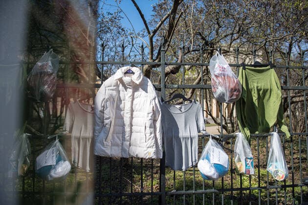 Bekleidung und Lebensmittel am Spendenzaun der Evangelischen Kirchengemeinde am Weinberg in Berlin-Mitte (Foto vom 24.03.2020). In ganz Deutschland entstehen derzeit sogenannte Spenden- oder Gabenzaeune fuer Obdachlose. Die Menschen werden dazu aufgerufen, in Plastiktueten verpackte Lebensmittel, Hygieneartikel oder Kleiderspenden an die Zaeune zu haengen, damit sich auf der Strasse lebende oder arme Menschen dort versorgen koennen. Wegen der Corona-Pandemie haben viele soziale Einrichtungen wie Tafeln, Nachtcafes und Suppenkuechen aus Infektionsschutzgruenden mittlerweile geschlossen. (Siehe epd-Meldung vom 24.03.2020) Gabenzaeune fuer Obdachlose in ganz Deutschland