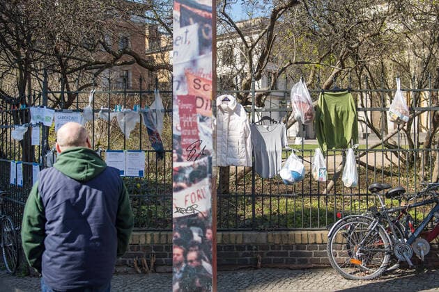 Bekleidung und Lebensmittel am Spendenzaun der Evangelischen Kirchengemeinde am Weinberg in Berlin-Mitte (Foto vom 24.03.2020). In ganz Deutschland entstehen derzeit sogenannte Spenden- oder Gabenzaeune fuer Obdachlose. Die Menschen werden dazu aufgerufen, in Plastiktueten verpackte Lebensmittel, Hygieneartikel oder Kleiderspenden an die Zaeune zu haengen, damit sich auf der Strasse lebende oder arme Menschen dort versorgen koennen. Wegen der Corona-Pandemie haben viele soziale Einrichtungen wie Tafeln, Nachtcafes und Suppenkuechen aus Infektionsschutzgruenden mittlerweile geschlossen. (Siehe epd-Meldung vom 24.03.2020) Gabenzaeune fuer Obdachlose in ganz Deutschland