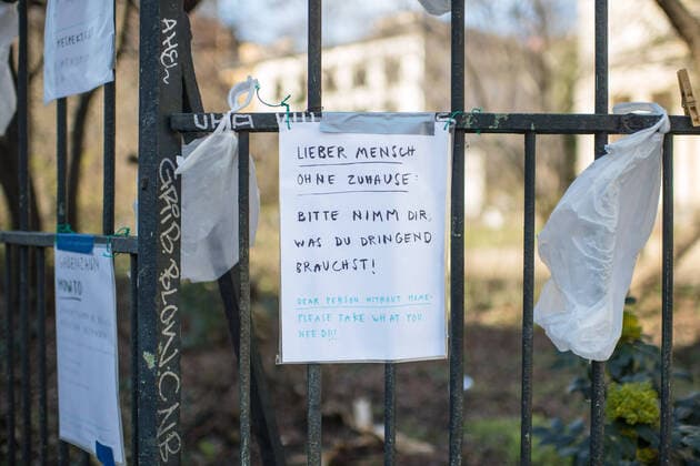 Ein Spendenzaun an der Evangelische Kirchengemeinde am Weinberg in Berlin-Mitte (Foto vom 24.03.2020). In ganz Deutschland entstehen derzeit sogenannte Spenden- oder Gabenzaeune fuer Obdachlose. Die Menschen werden dazu aufgerufen, in Plastiktueten verpackte Lebensmittel, Hygieneartikel oder Kleiderspenden an die Zaeune zu haengen, damit sich auf der Strasse lebende oder arme Menschen dort versorgen koennen. Wegen der Corona-Pandemie haben viele soziale Einrichtungen wie Tafeln, Nachtcafes und Suppenkuechen aus Infektionsschutzgruenden mittlerweile geschlossen. (Siehe epd-Meldung vom 24.03.2020) Gabenzaeune fuer Obdachlose in ganz Deutschland